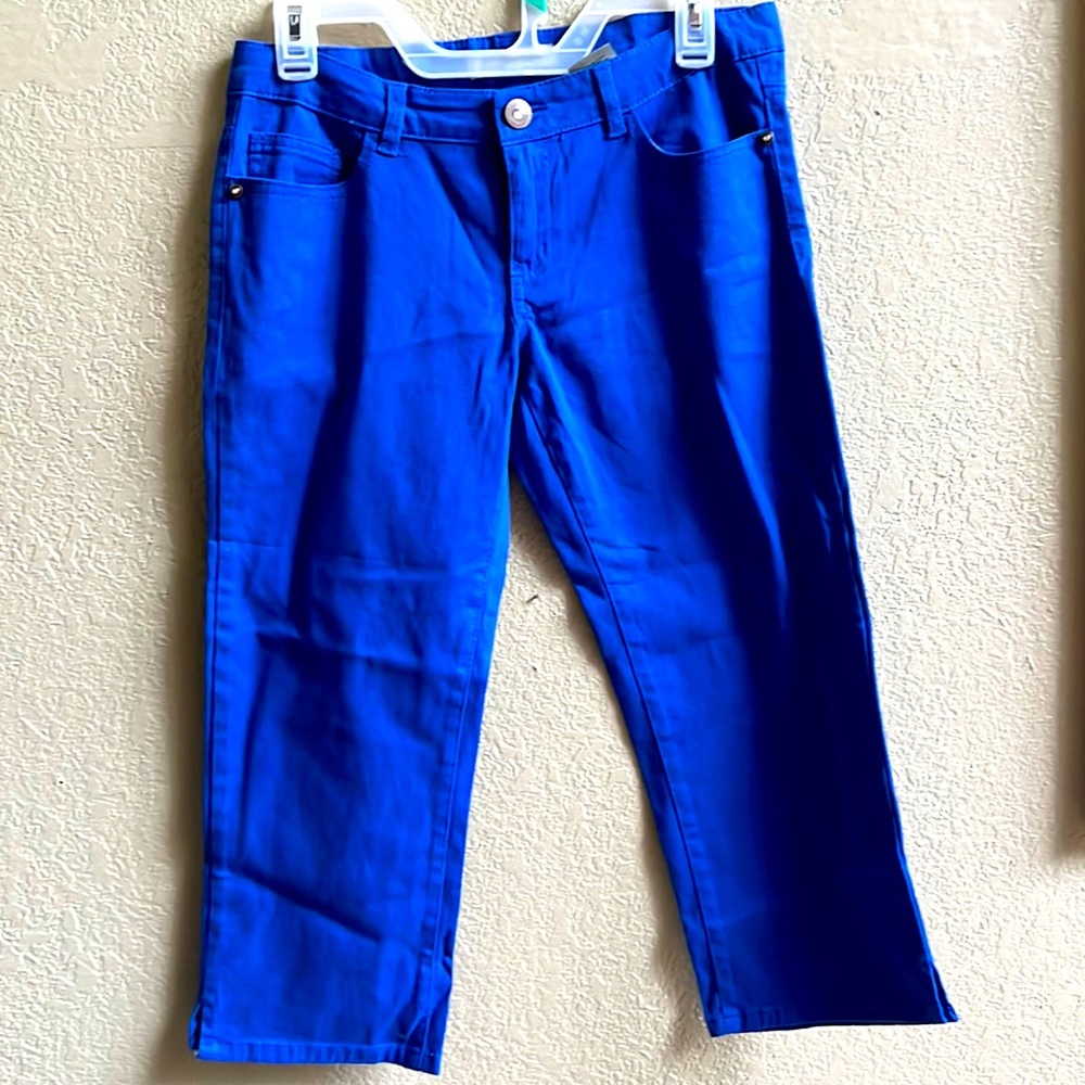 Women’s Blue capri with tags.  size 7